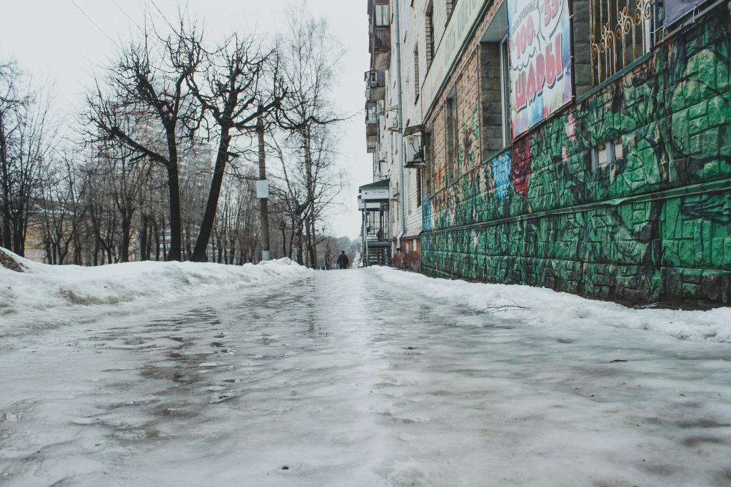 В Кирове 135 человек пострадали из-за гололеда