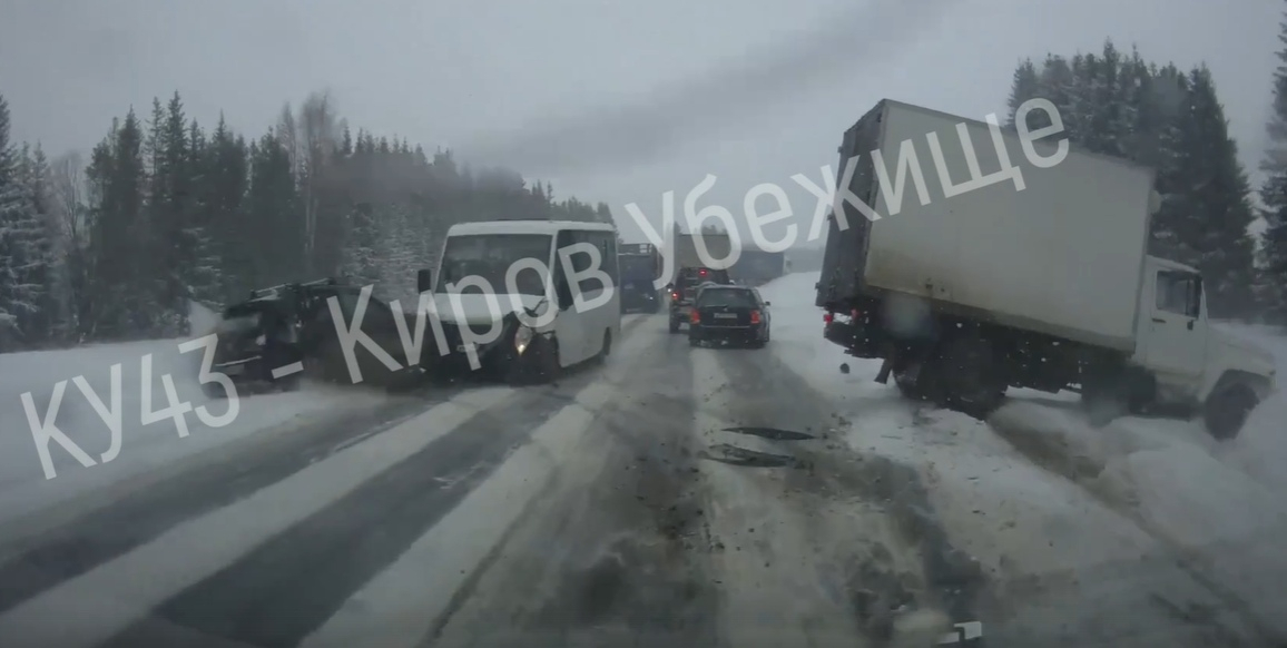 На трассе под Кировом произошло ДТП с участием пассажирского микроавтобуса: видео