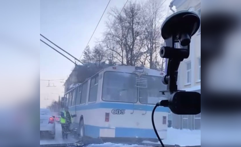 Что обсуждают в Кирове: утренний затор из-за троллейбусов и пожар на крытой парковке