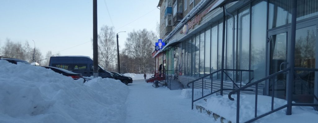 В Кирове на улице у магазина умер мужчина
