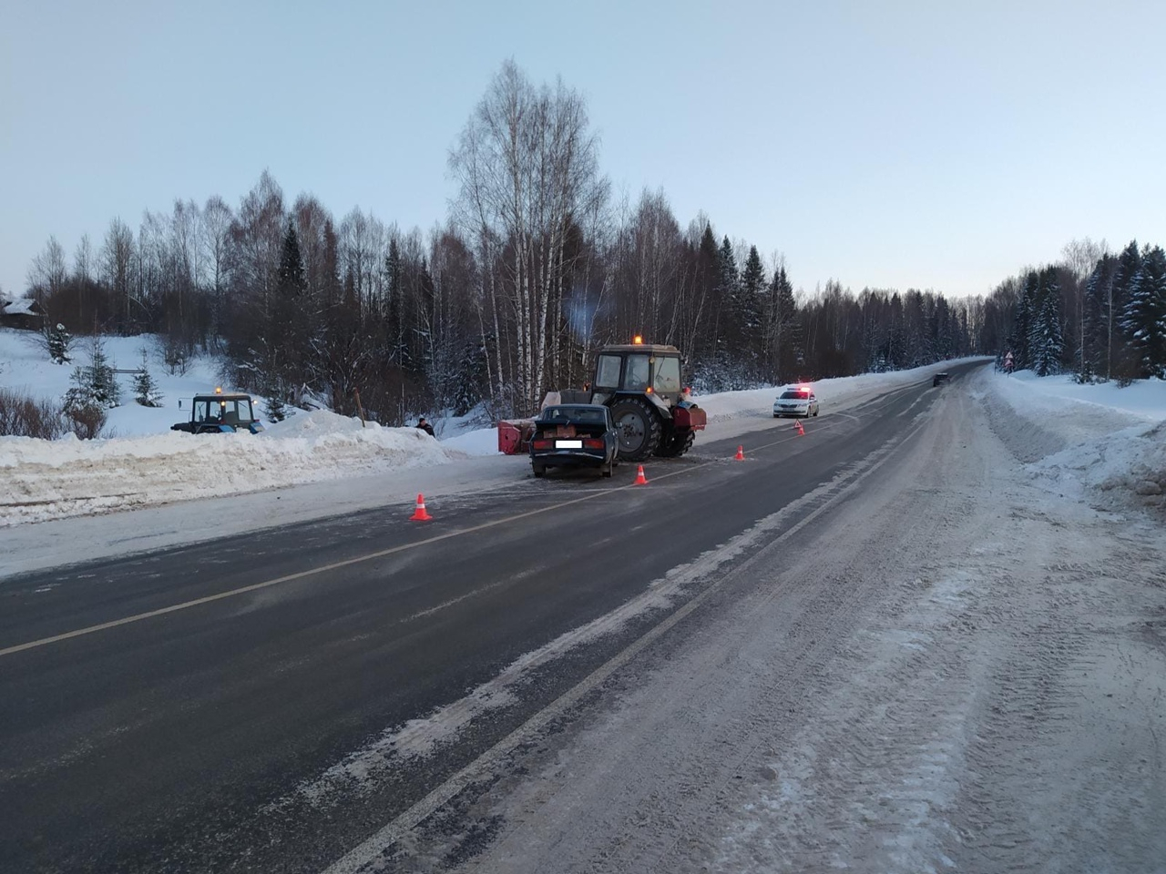 В Кировской области "семерка" столкнулась с трактором на трассе: есть пострадавшие