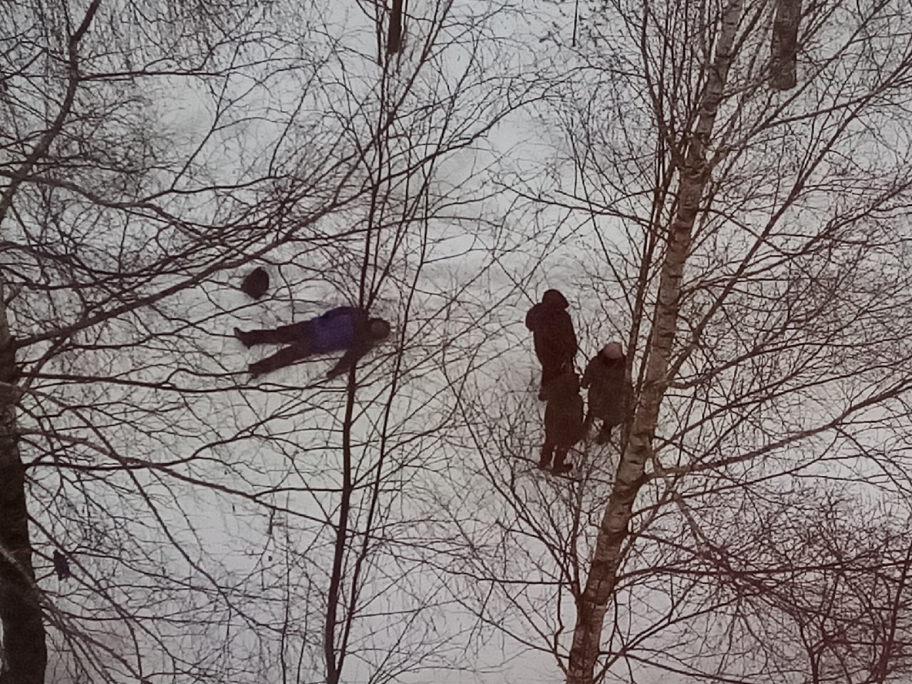 В Кировской области на улице прохожие обнаружили мертвого человека