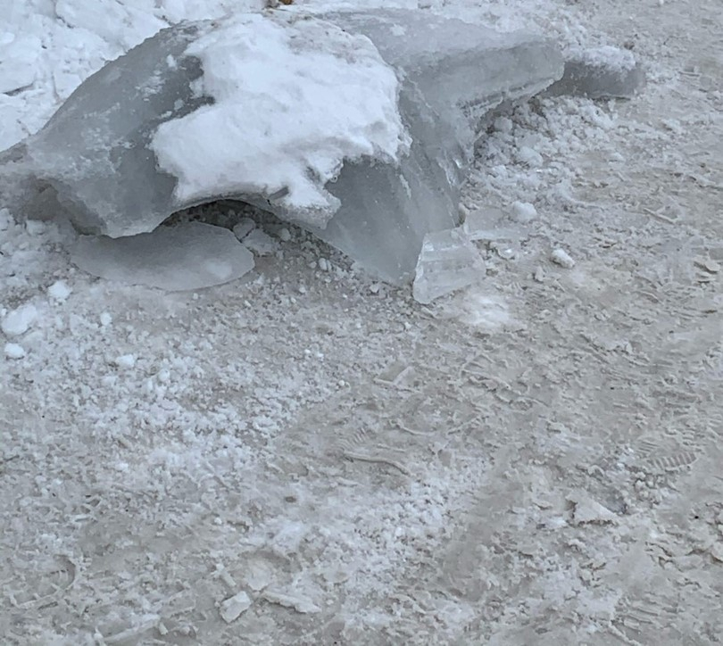 Жительница Кировской области едва не погибла от падения ледяной глыбы с крыши здания