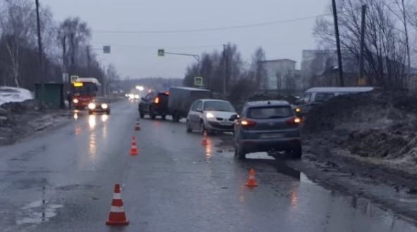 В Кирове произошло массовое ДТП с 5 машинами: виновник на иномарке перевернулся