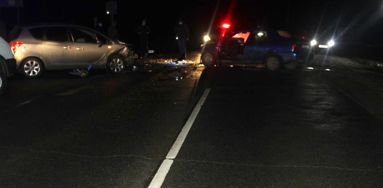 На трассе в Кировской области столкнулись автомобили: оба водителя серьезно травмированы