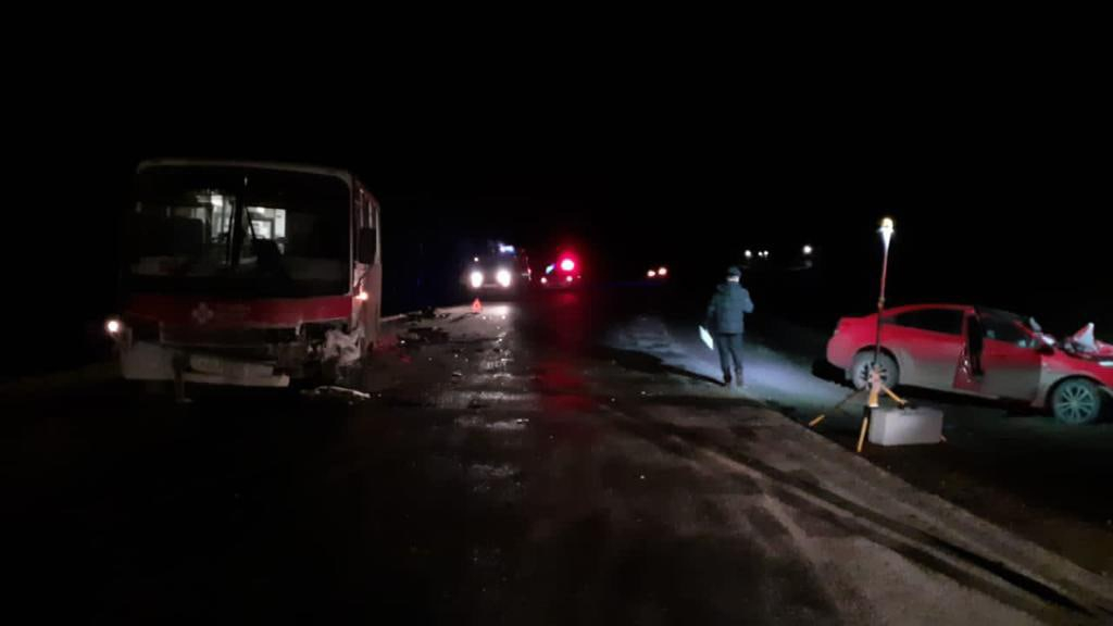 В Кировской области иномарка столкнулась с автобусом: один человек погиб