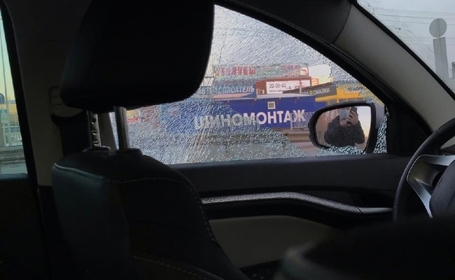 "Боковое стекло – вдребезги": в Кирове стреляют по окнам машин и домов