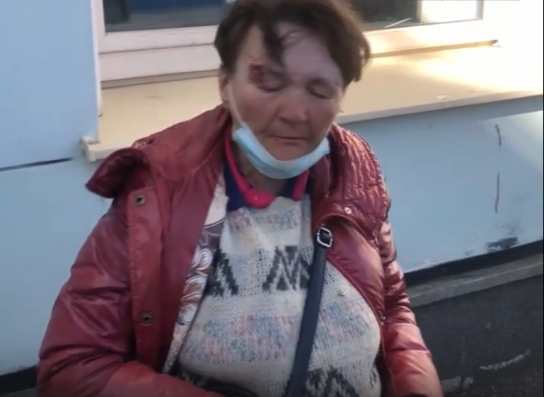 В Кирове на железнодорожном вокзале таксист жестоко избил бездомную женщину