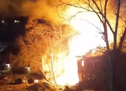 В Кирове пожарные спасли из горящего здания бездомного человека