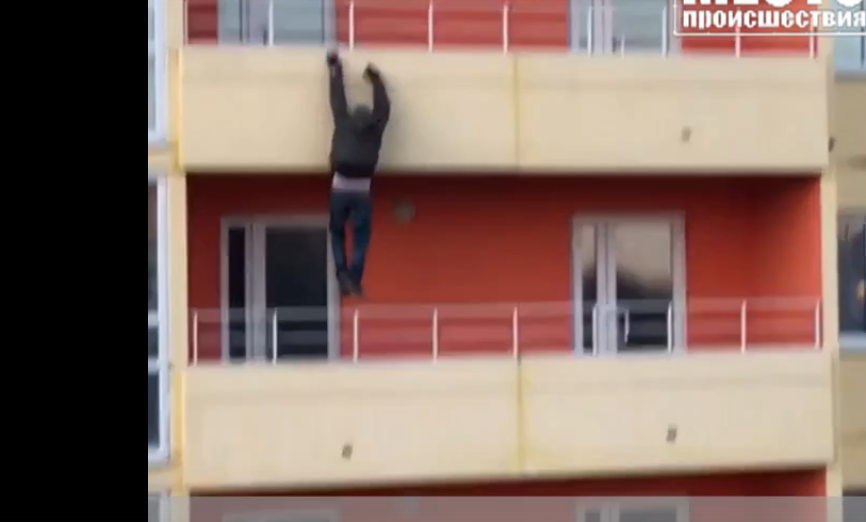 Утром в Кирове с высоты 5 этажа упал мужчина
