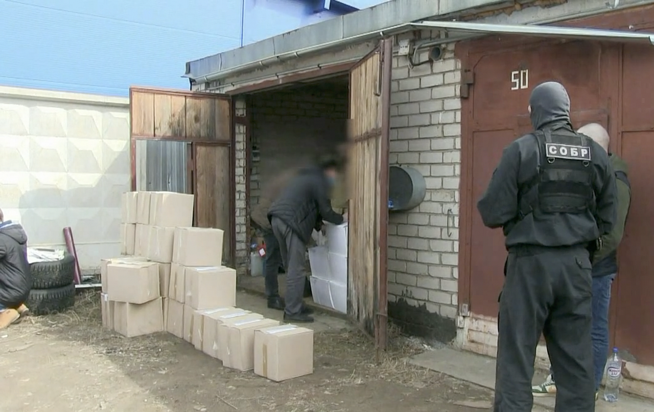Полиция изъяла 14 тысяч бутылок контрафактного алкоголя из гаража в Кирове