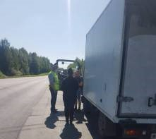 В Кировской области судебные приставы искали должников на дороге