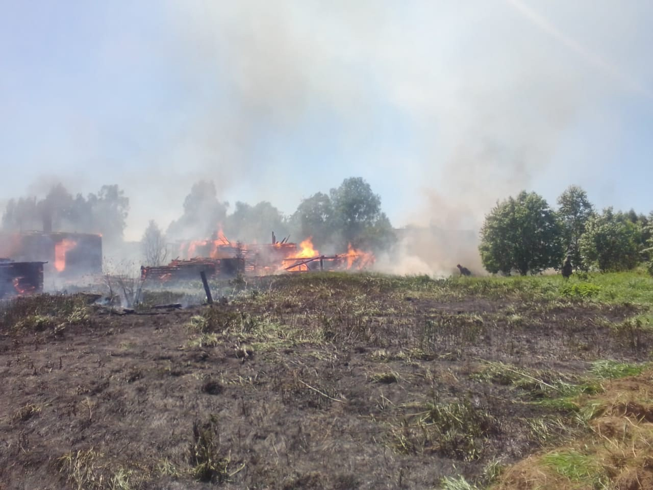 «В селе сгорели пять домов»: в Кировской области за сутки в пожарах погибли двое мужчин