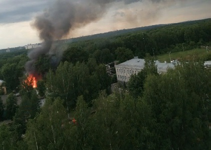 В Кирове бушует сильный пожар: на место ЧП выехали 5 пожарных автомобилей