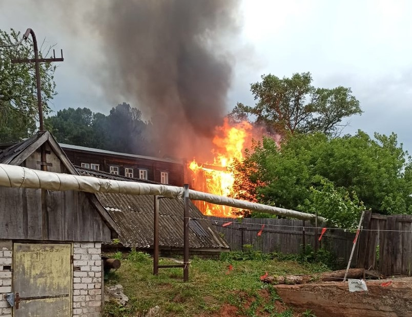 В Слободском произошел пожар в  многоквартирном деревянном доме