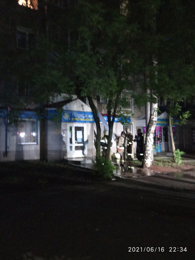 Крыльцо магазина косметики загорелось в центре Кирова