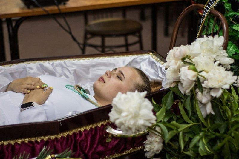 «Крест и венки я взяла напрокат»: 23-летняя котельничанка отметила день рождения в гробу