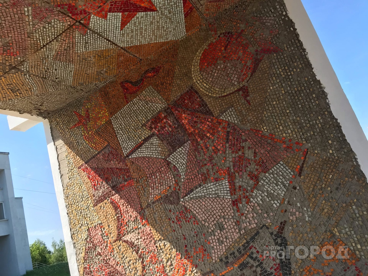 Памятник советской эпохи: как планируют восстанавливать мозаику у входа в кировский Дворец пионеров