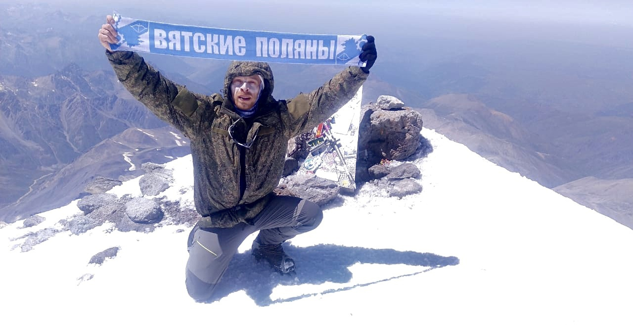 Житель Вятских Полян взобрался на вершину Эльбруса с флагом города