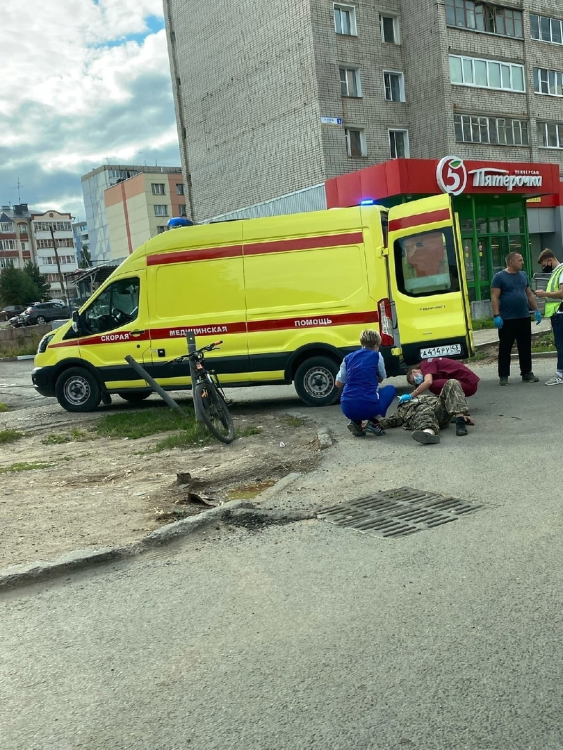 В Кирове водитель ВАЗа сбил велосипедиста: на месте работала реанимация