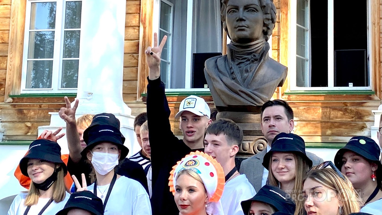 В Кирове кумиру молодежи Дане Милохину подарили сухарики и личную записку