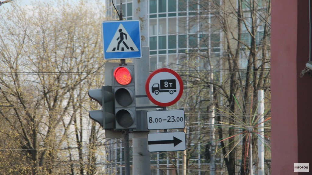 «Перекрестки с неработающими светофорами стараемся объезжать»: кировчане о городской проблеме
