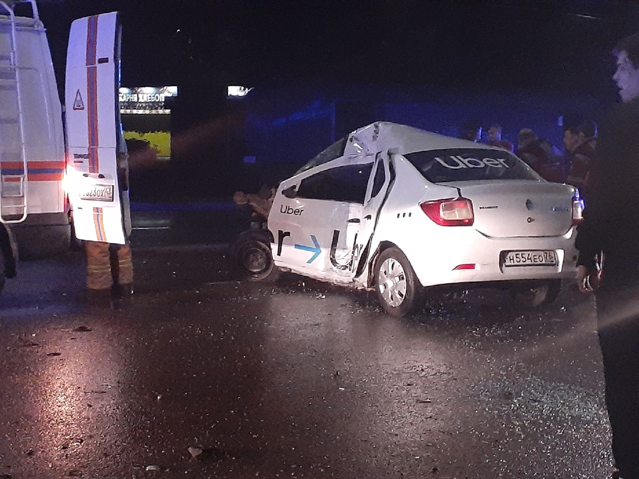 В Кирове водитель такси на Renault влетел в опору ЛЭП: 21-летний таксист погиб