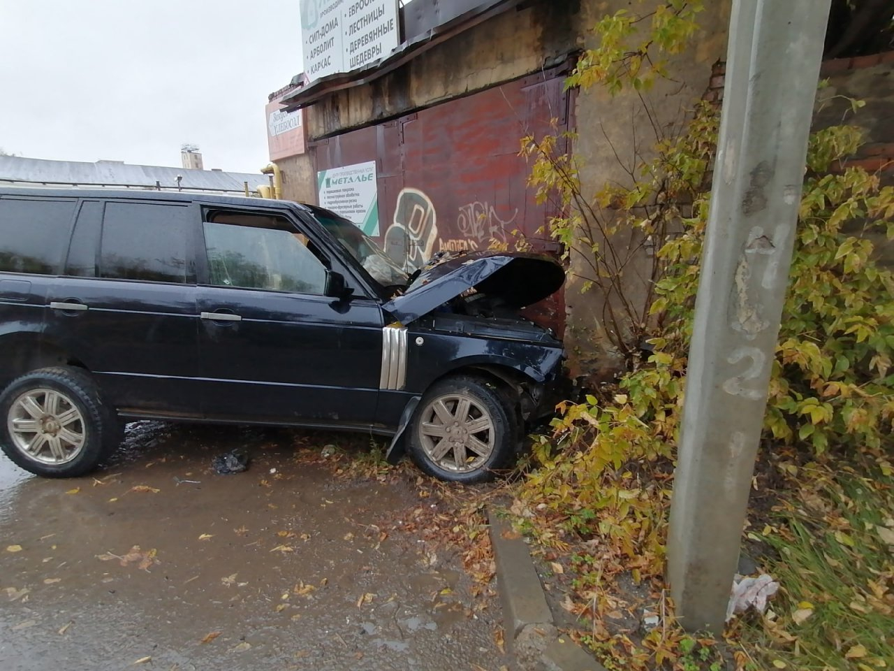 В Кирове три человека пострадали при наезде водителя Range Rover на гараж