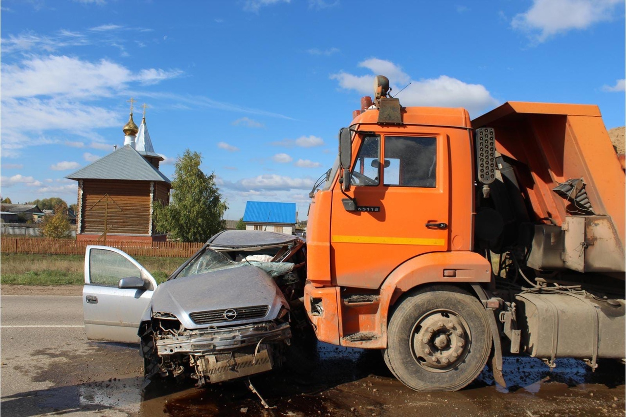В Кировской области Opel влетел в КамАЗ: погиб водитель легковушки