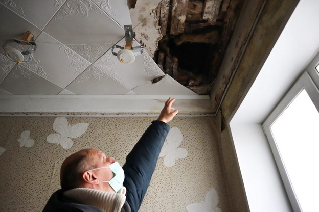 В Кирове в квартире инвалида рухнул потолок
