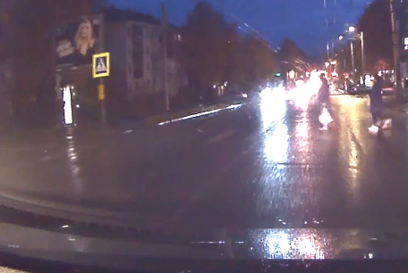 Появилось видео, как в Кирове невнимательный водитель сбил женщину-пешехода