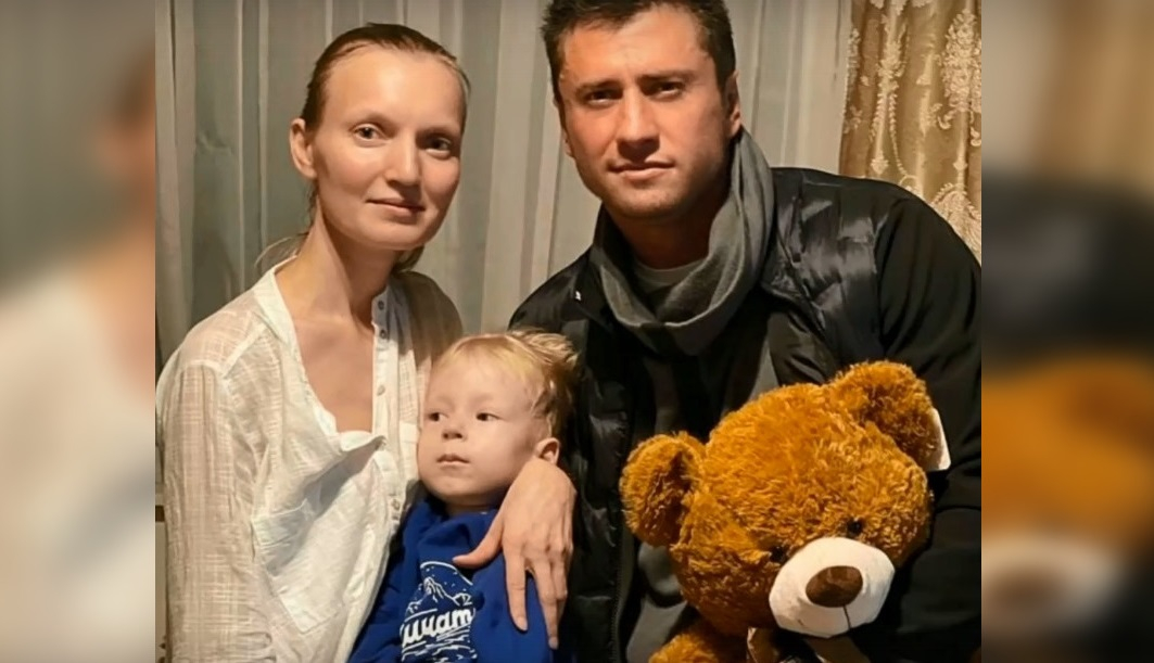 Популярные актеры в Кирове навестили семью Максима Гришина, у которого редкое заболевание
