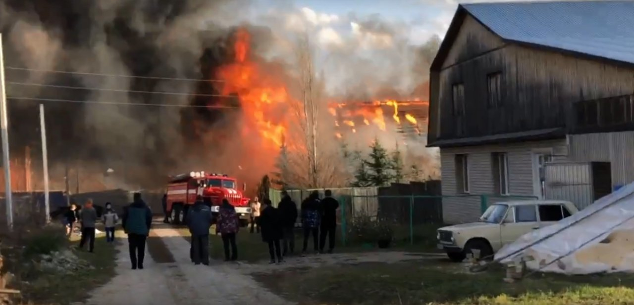 Очевидцы сняли на видео страшный пожар в Кировской области