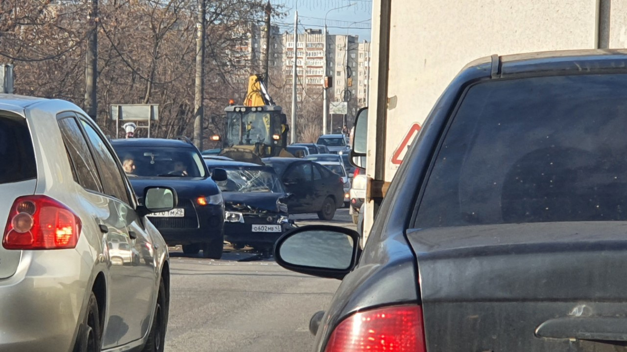 В Кирове возле Старого моста из-за аварии образовалась километровая пробка