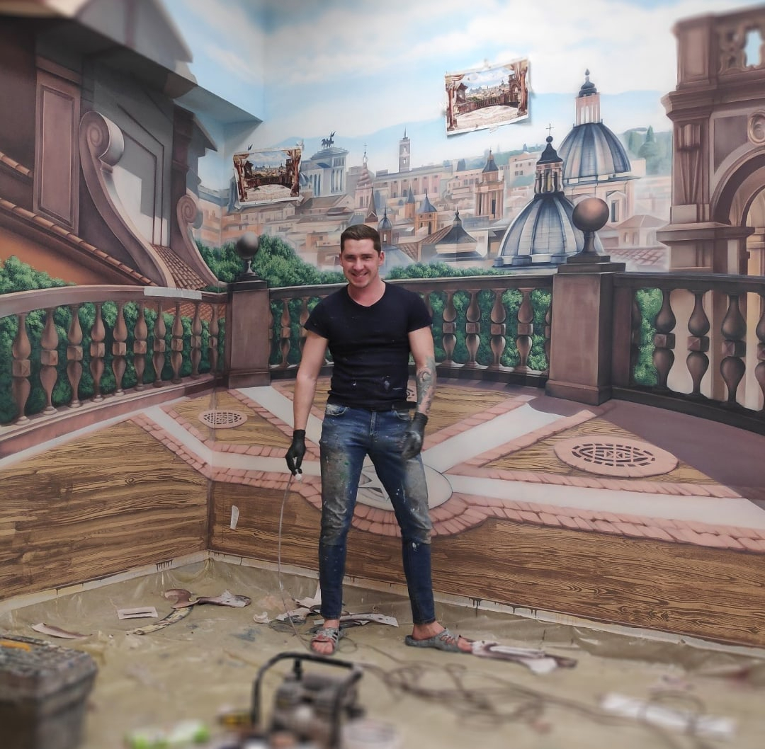 «Рисковал жизнью, разрисовывая двухэтажный дом»: кировский художник о своей работе