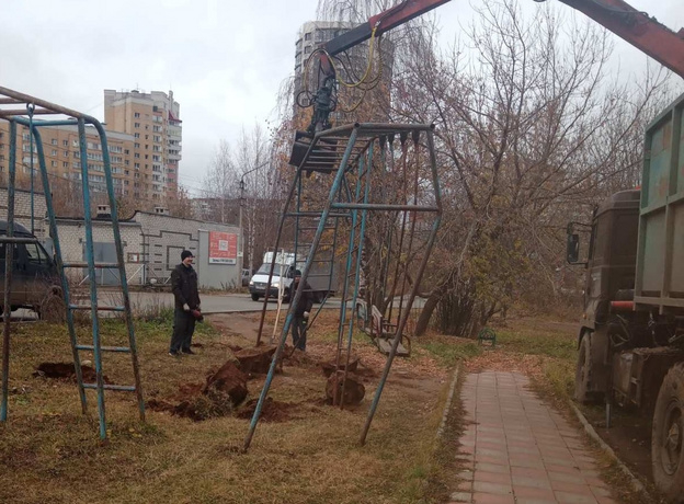 В Кирове детскую площадку разрушили на глазах у детей
