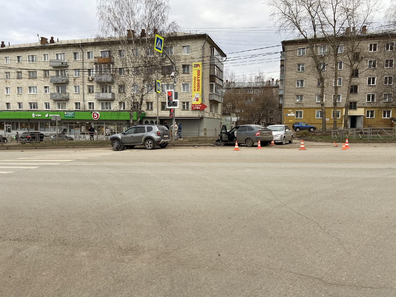 Что обсуждают в Кирове: подробности падения женщины из окна и массовое ДТП