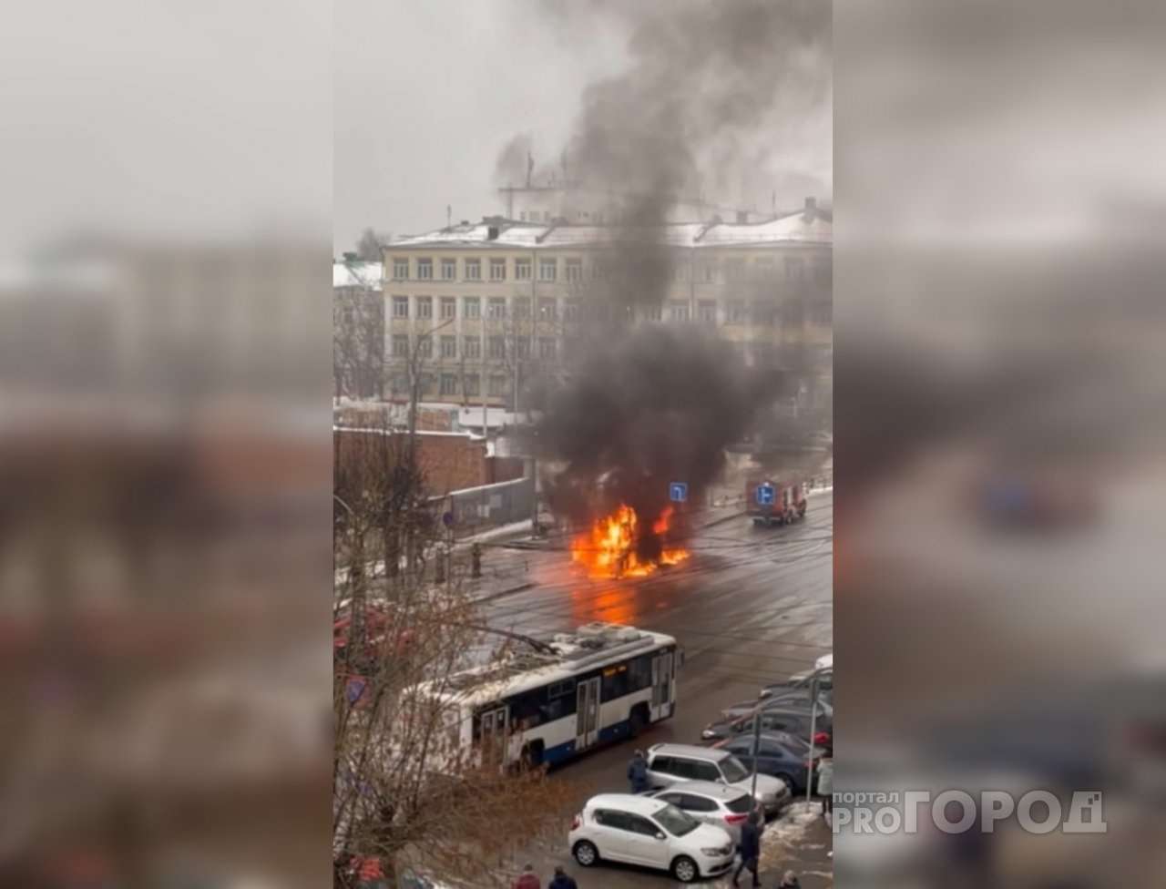 В центре Кирова во время движения загорелся автобус