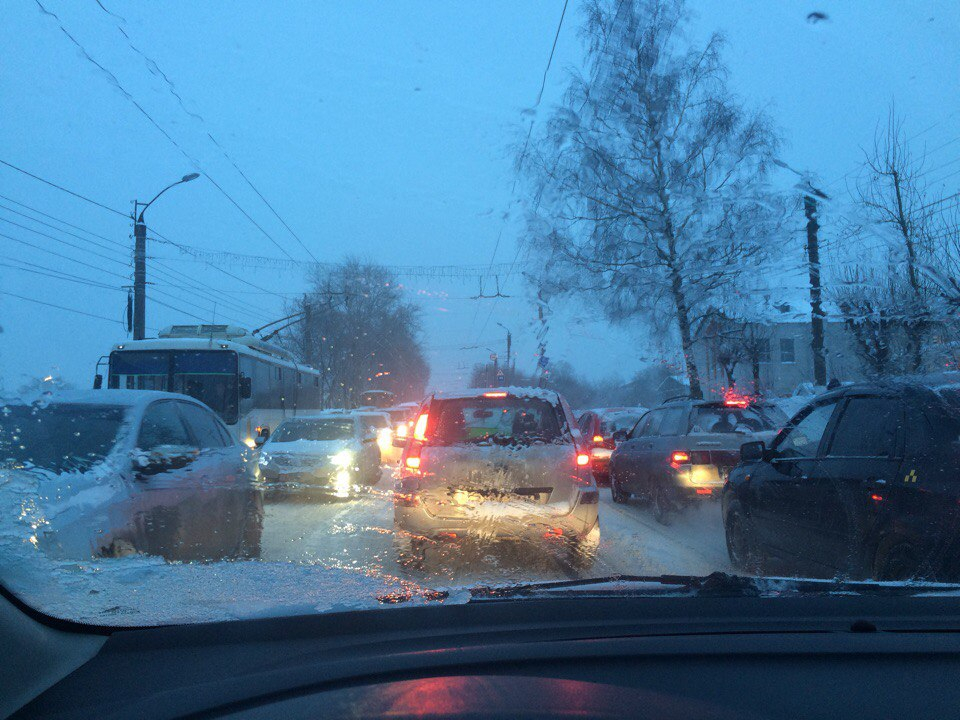 Авария у вокзала и пробки: предновогодняя ситуация на дорогах в Кирове