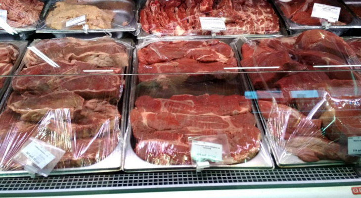 В Кировской области в столовой подавали подозрительное мясо и испорченную колбасу