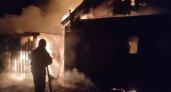 В Кировской области загорелся дом с четырьмя детьми внутри