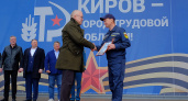 Александр Соколов вручил кировским пожарным ключи от новых машин и катера