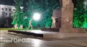 В Кирове двое парней бегали у памятника В.И. Ленину без одежды