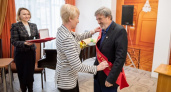 Литератору Николаю Пересторонину вручили знак почетного гражданина города Кирова