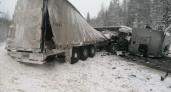 Один человек погиб: на трассе в Кировской области столкнулись два грузовика