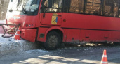 В Кирове на Старом мосту автобус врезался в ограждение: образовалась гигантская пробка