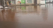 Центральную улицу затопило: автобусам не проехать по селу Русское