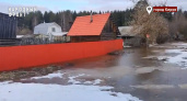 Дома жителей пригорода Кирова стремительно погружаются под воду