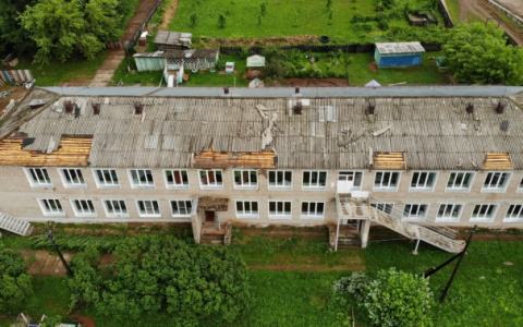 В Кировской области ураган сорвал крышу с детского сада