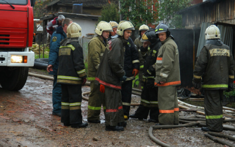 В Кировской области при пожаре в своей квартире задохнулась женщина
